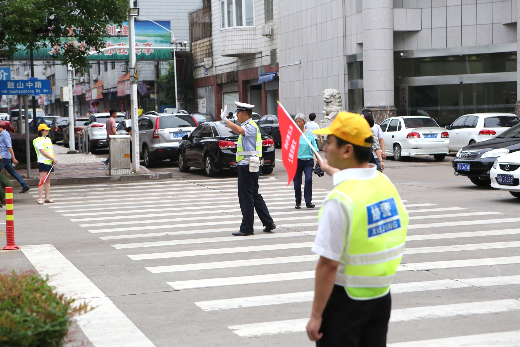 ku娛樂真人體育平臺下載組織開展“禮讓斑馬線,文明在路上”志願勸導活動