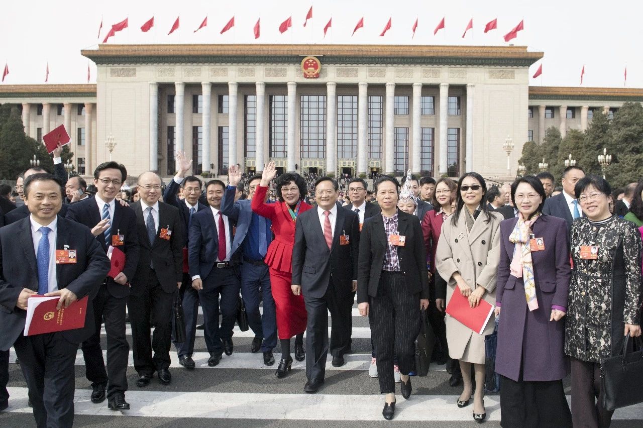 【央視軍事報道】李藝連代表談“最多跑一次”改革